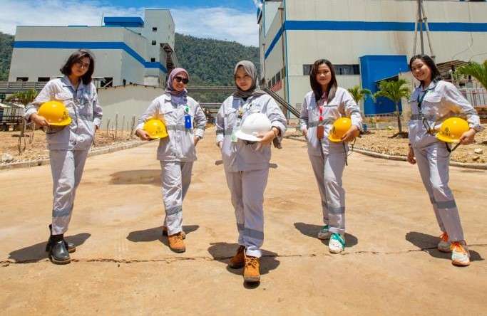 Karyawan Inisiatif PT GNI dalam Industri Smelter